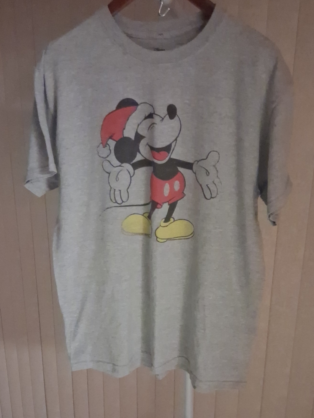 Disney Gray Tee with Mickey Holiday Graphic (Large)